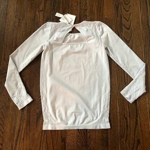 *NWT* Fabletics Women’s M Blue Elise Seamless Floral Keyhole Long-Sleeves Top - Picture 12 of 13